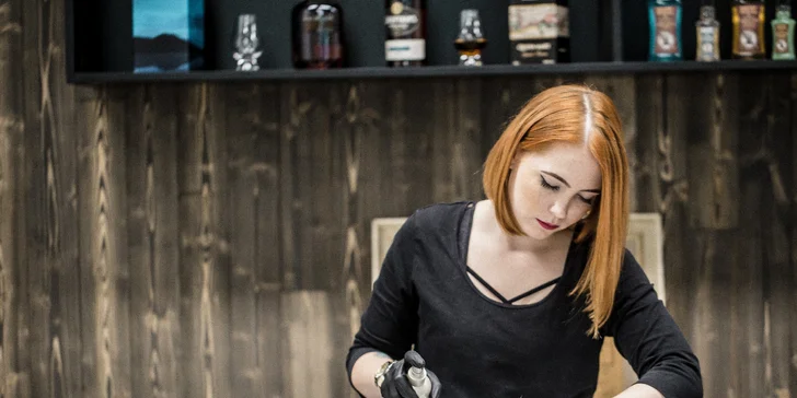 Pánský střih, holení hot towel i masáž hlavy a sklenka whisky v Barber's Wife