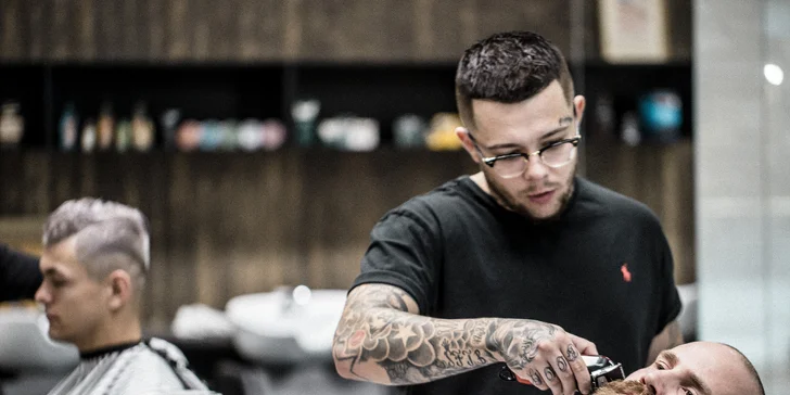 Pánský střih, holení hot towel i masáž hlavy a sklenka whisky v Barber's Wife