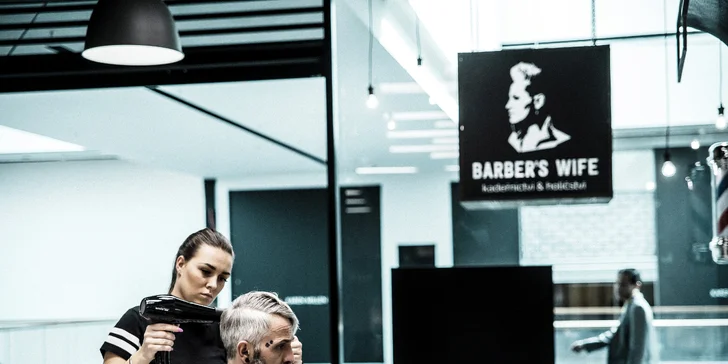 Pánský střih, holení hot towel i masáž hlavy a sklenka whisky v Barber's Wife