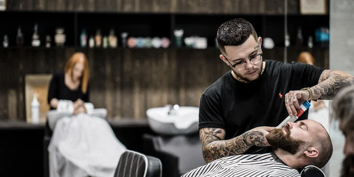 Pánský střih, holení hot towel i masáž hlavy a sklenka whisky v Barber's Wife