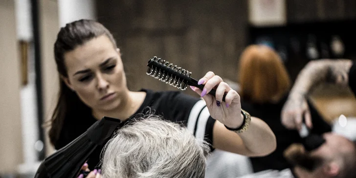 Pánský střih, holení hot towel i masáž hlavy a sklenka whisky v Barber's Wife