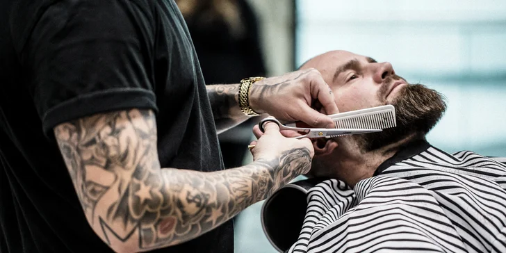 Pánský střih, holení hot towel i masáž hlavy a sklenka whisky v Barber's Wife