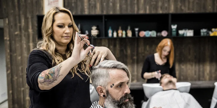 Pánský střih, holení hot towel i masáž hlavy a sklenka whisky v Barber's Wife