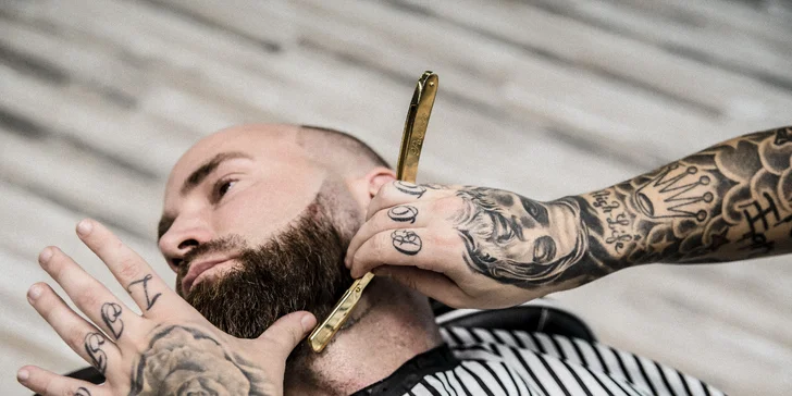 Pánský střih, holení hot towel i masáž hlavy a sklenka whisky v Barber's Wife