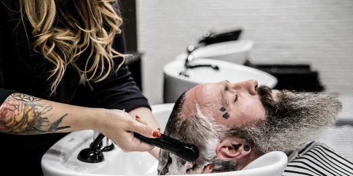 Pánský střih, holení hot towel i masáž hlavy a sklenka whisky v Barber's Wife