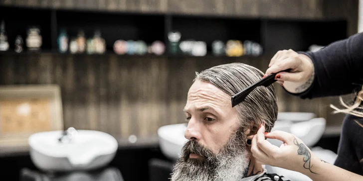 Pánský střih, holení hot towel i masáž hlavy a sklenka whisky v Barber's Wife