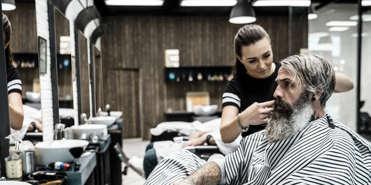 Pánský střih, holení hot towel i masáž hlavy a sklenka whisky v Barber's Wife