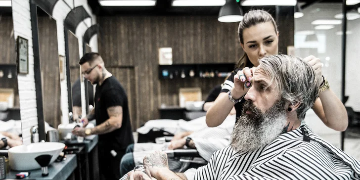 Pánský střih, holení hot towel i masáž hlavy a sklenka whisky v Barber's Wife
