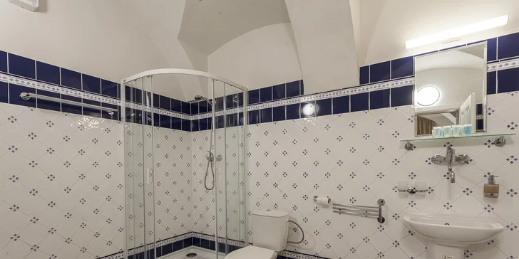 Ke každému pokoji patří vlastní koupelna s hotelovou kosmetikou. 