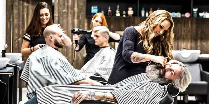 Pánský střih, holení hot towel i masáž hlavy a sklenka whisky v Barber's Wife