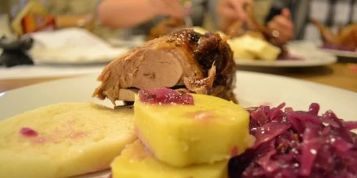 245 Kč za dozlatova pečenou kachničku PRO DVA, variaci knedlíků, červené zelí a dvě piva! Kulinářský výlet do krásné restaurace v prostředí fary z 18. století se slevou 50 %.