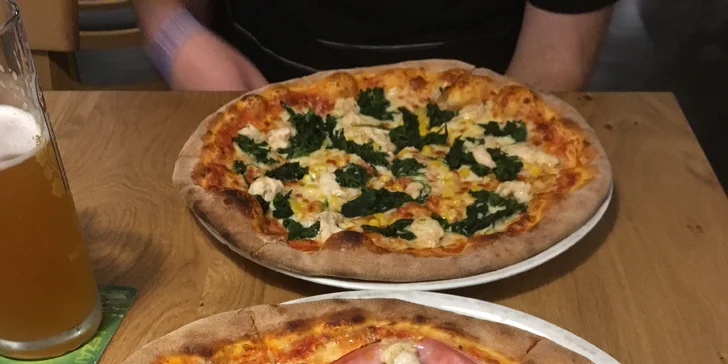 1 nebo 2 pizzy z pece na dřevo a sleva na piva v restauraci na Vinohradech