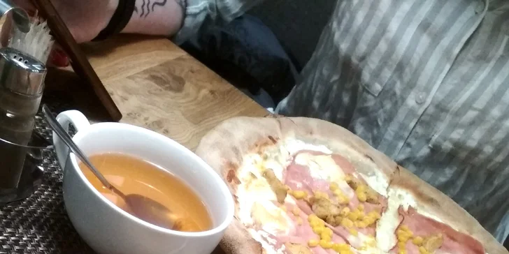 1 nebo 2 pizzy z pece na dřevo a sleva na piva v restauraci na Vinohradech