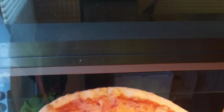Dvě pizzy o průměru 32 cm z pravých italských surovin: na výběr z 16 druhů