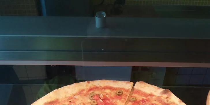 Dvě pizzy o průměru 32 cm z pravých italských surovin: na výběr z 16 druhů