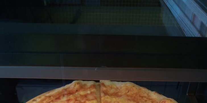 Dvě pizzy o průměru 32 cm z pravých italských surovin: na výběr z 16 druhů