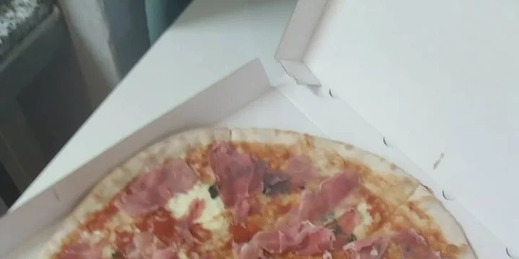 Dvě pizzy o průměru 32 cm z pravých italských surovin: na výběr z 16 druhů
