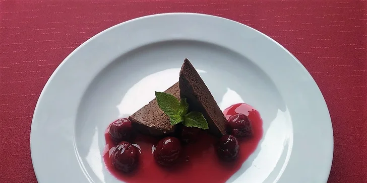 Staročeské menu pro 2: játrová paštika, ½ křupavé kachny i parfait s višněmi