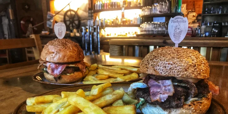 2 burgery s vídeňskou cibulkou, slaninou, vejci, hovězím, salátem a hranolky