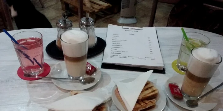 Toast a limonáda nebo káva a zákusek v kavárně plné koček pro jednoho i pro dva