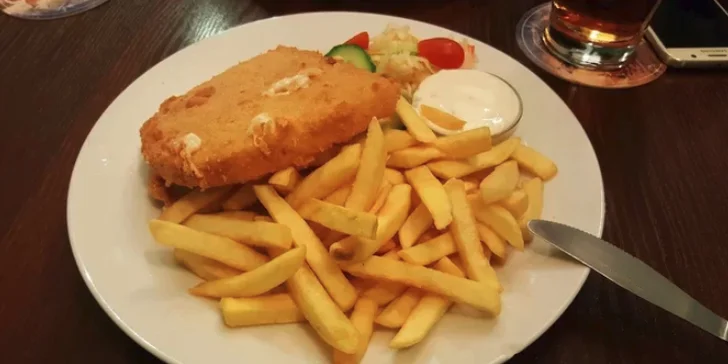 Zlatá klasika: smažený sýr s hranolky a tatarkou pro dvě osoby