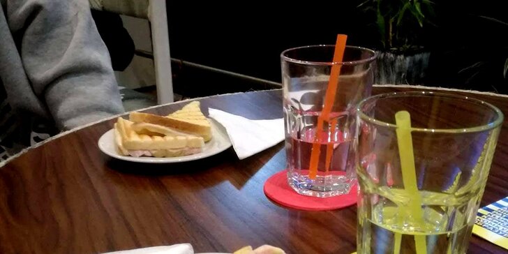 Výtečná svačinka v kočičí kavárně u Stodolní: domácí limonáda a toast