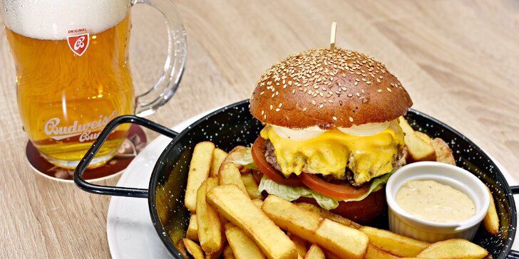 Hovězí burger v sezamové bulce s přílohou: možno i s pivem Budweiser