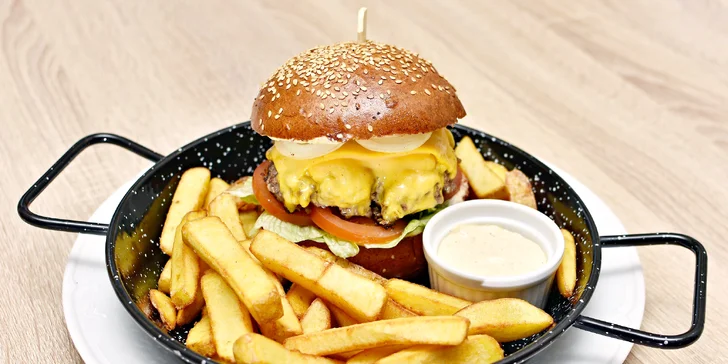 Burger z českého skotu, hranolky, majonéza i Budweiser pro 1 nebo 2 osoby