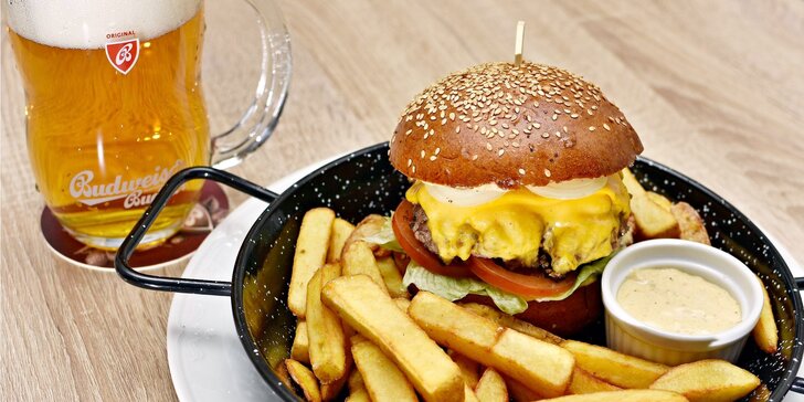 Hovězí burger v sezamové bulce s přílohou: možno i s pivem Budweiser