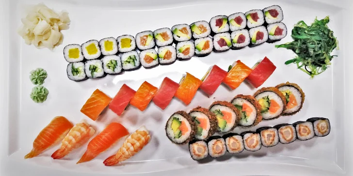 Sushi set s 50 kousky: losos, tuňák, kreveta, avokádo, řepa i tempura