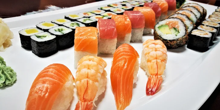 Sushi set s 50 kousky: losos, tuňák, kreveta, avokádo, řepa i tempura