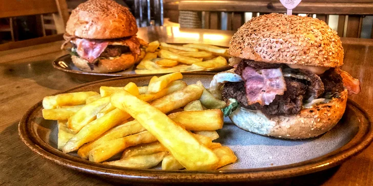 2 burgery s vídeňskou cibulkou, slaninou, vejci, hovězím, salátem a hranolky