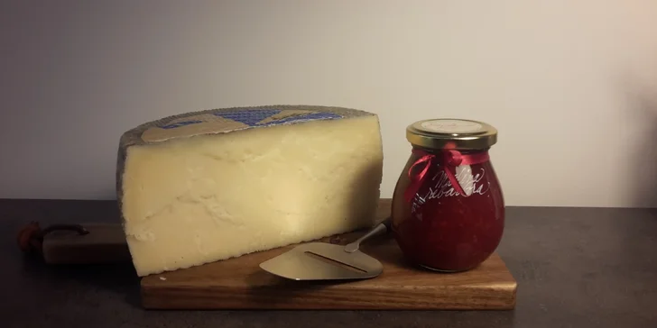 Sýr, který nemá jméno: zralý 2 či 10 měsíců, váha 200 či 400 g + kalíšek marmelády