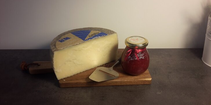 Sýr, který nemá jméno: zralý 2 či 10 měsíců, váha 200 či 400 g + kalíšek marmelády