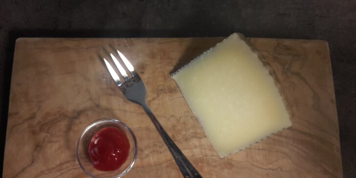 Sýr, který nemá jméno: zralý 2 či 10 měsíců, váha 200 či 400 g + kalíšek marmelády