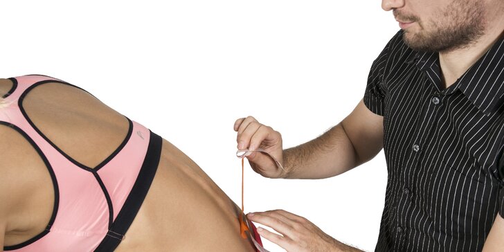 Hodina u fyzioterapeuta: rozbor držení těla, masáž a aplikace kineziotapu