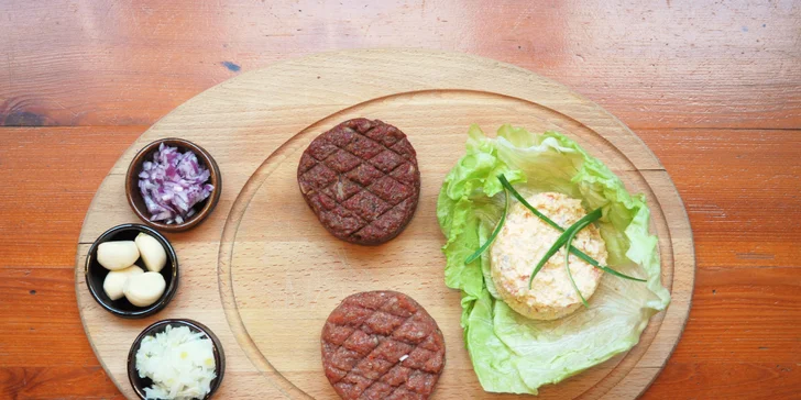 Tatarákové menu: z hovězího válečku, vepřové panenské svíčkové i tvarůžků
