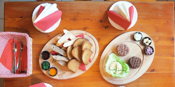 Tatarákové menu: z hovězího válečku, vepřové panenské svíčkové i tvarůžků