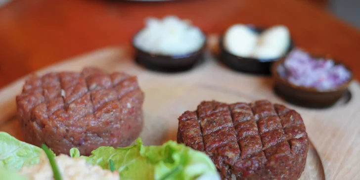 Tatarákové menu: z hovězího válečku, vepřové panenské svíčkové i tvarůžků