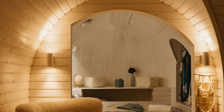 Je tu klimatizace i ústřední topení a přenosný ventilátor. 