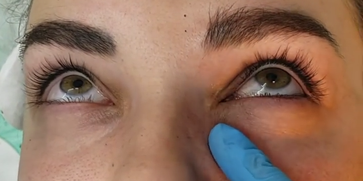 Pudrová mikropigmentace: linka mezi řasami, nebo spodní oční linky