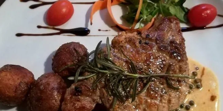 Kuřecí steak a zelenina z grilu či vepřový s omáčkou a přílohou + nápoj