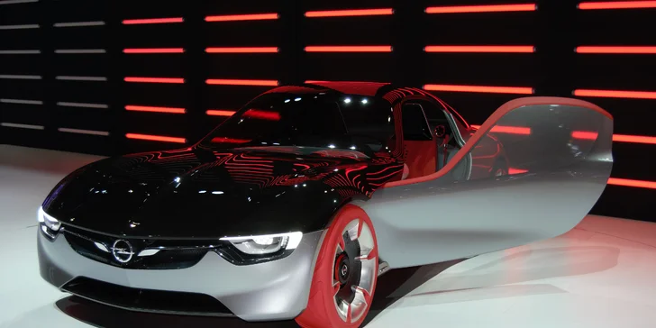 Zážitek s vůní benzínu: Pojeďte se v březnu podívat na autosalon do Ženevy