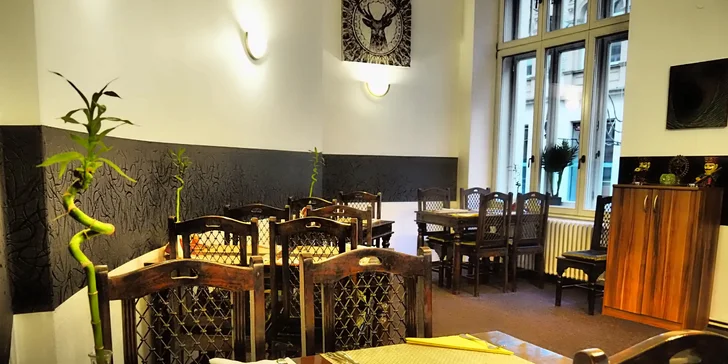 Tříchodové indické menu pro dvě osoby: hlavní chod a předkrm podle výběru