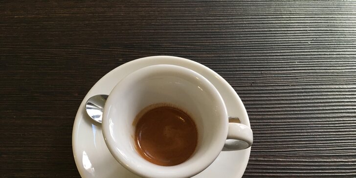 Kelímek kvalitní italské kávy ze sousedské kavárny: energie na celý den