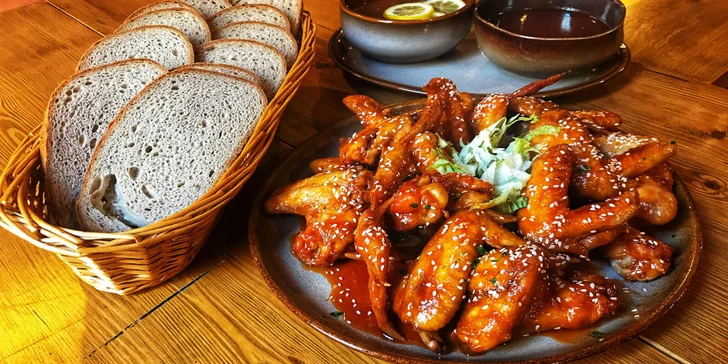 Nadlábněte se s přáteli: 1-2 kg kuřecích křidélek grilovaných na medu