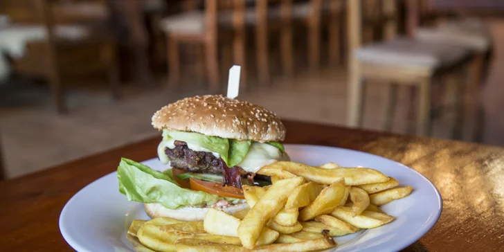 Hovězí hamburger se slaninou a hranolky pro dvě nebo čtyři osoby