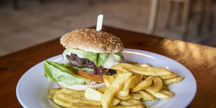 Hovězí hamburger se slaninou a hranolky pro dvě nebo čtyři osoby
