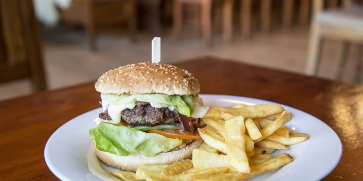 Hovězí hamburger se slaninou a hranolky pro dvě nebo čtyři osoby