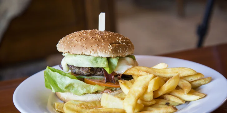 Hovězí hamburger se slaninou a hranolky pro dvě nebo čtyři osoby